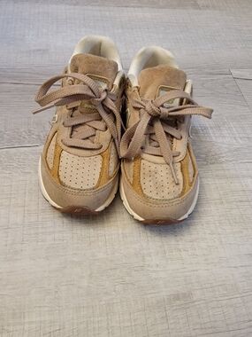 New Balance Kids Beige and Tan Suede Runner